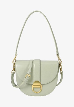 Lysegrå læder crossbody taske med buet klap, guldfarvet lås, justerbar rem og aftagelig skulderrem på hvid baggrund.