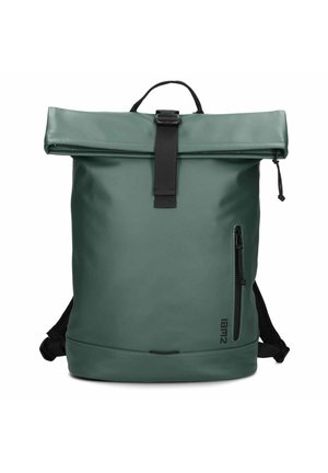 Zaino verde con chiusura a rotolo, fibbia nera, piccola tasca verticale con cerniera e spallacci imbottiti neri.