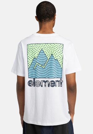 Camiseta blanca de algodón con un gráfico en la parte posterior que muestra montañas azules, líneas onduladas y un fondo verde con puntos. Logo "Element" en la parte inferior.