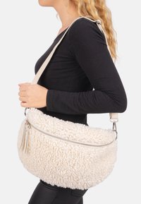 Seasons of April FLUFFY - Umhängetasche - creme