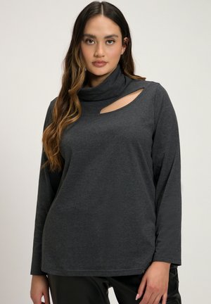 Haut long gris foncé avec un col drapé et une découpe sur l'épaule gauche. Réalisé en tissu doux et texturé.