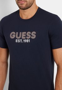 Guess STRETCH FRONTLOGO - Camiseta estampada - blau