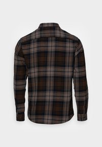 Camicia a maniche lunghe a quadri con una combinazione di colori marrone, grigio e blu navy. Realizzata in un tessuto morbido con colletto classico e polsini con bottone.