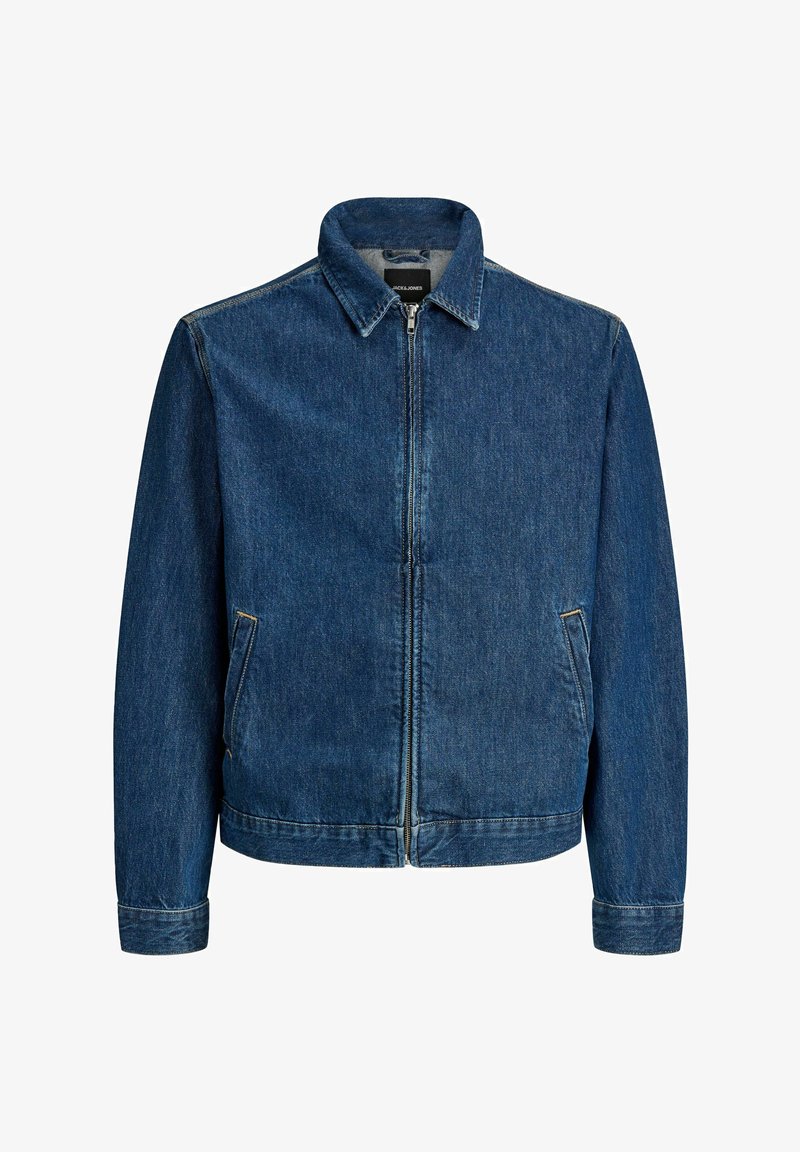 Μπλε τζιν μπουφάν με γιακά, εμπρόσθιο φερμουάρ και δύο πλαϊνές τσέπες, παρουσιάζεται σε λευκό φόντο.