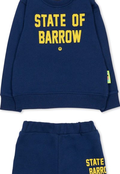 Granatowy sweatshirt i pasujące spodnie z napisem "STATE OF BARROW" w pogrubionym żółtym kolorze. Wykonane z miękkiego materiału z ściągaczami przy mankietach i w pasie.