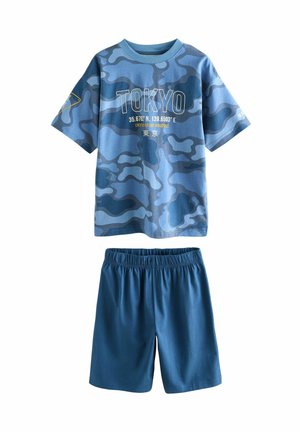 Modrá maskáčová tričko s krátkymi rukávmi s textom "TOKYO" a súradnicami; spojené so súvislými modrými elastickými šortkami.