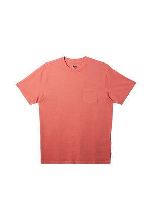 Koraalroze katoenen T-shirt met een ronde hals, korte mouwen en een borstzak aan de linkerkant. Gladde textuur; geen zichtbare patronen of accenten.