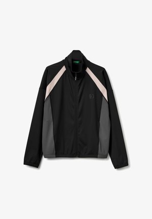 Chaqueta deportiva negra con un alto cuello, cierre de cremallera y paneles en gris y rosa claro contrastantes en los hombros y los costados. Textura suave.