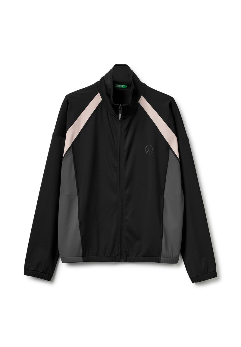 Giacca sportiva nera con colletto alto, chiusura a zip e pannelli a contrasto in grigio e rosa chiaro sulle spalle e sui lati. Texture liscia.