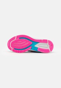 Semelle de chaussure de sport avec des sections en caoutchouc rose et blanc, texturée pour l'adhérence. Présente des accents bleus et un motif de rainure. 