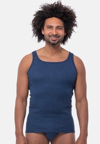 Granatowy, prążkowany top na ramiączkach z szerokimi paskami i dopasowanym krojem, wykonany z miękkiego materiału, w zestawieniu z dopasowanymi majtkami.