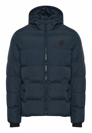Námornícka puffer bunda s kapucňou, zipsovým zapínaním, dvojica predných vreciek, elastickými manžetami a okrúhlym logom na ľavom hrudníku. Hladký, vypchatý povrch.