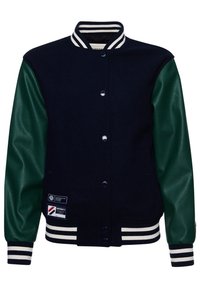 Marineblauwe varsityjas met donkergroene leren mouwen, gestreepte kraag, boorden, zoom, drukknopen en kleine merkpatches aan de voorkant.