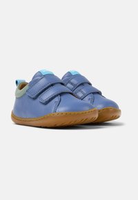 Blaue Lederschuhe mit zwei Klettverschlussriemen, grünen Akzenten und einer strukturierten braunen Sohle. Rundes Zehen-Design und gestickte Details.