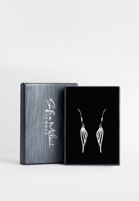 Söljörhängen med en bladliknande design, med en polerad yta och fina detaljer, visade i en svart sammetsfodrad låda.