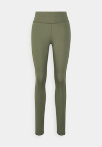Leggings verde oliva con una textura suave y elástica, cintura alta y diseño hasta el tobillo. Sin patrones visibles ni herrajes.