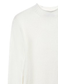 Rippiger weißer Pullover mit Rundhalsausschnitt und langen Ärmeln. Der Stoff wirkt weich mit einer glatten Textur und dezentem Glanz.