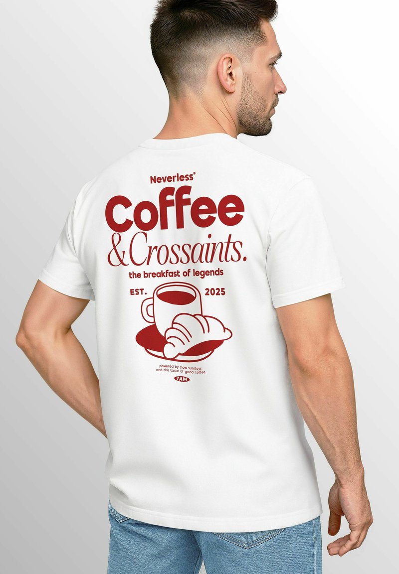 Weißes Baumwoll-T-Shirt mit einem roten Grafikdesign auf der Rückseite, das eine Kaffeetasse und ein Croissant zeigt, mit Textelementen und Details.