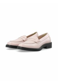 Mocasines de cuero rosa claro con un acabado suave, costuras detalladas y un bajo tacón de goma negra. Punta redondeada y detalle decorativo en la tira.