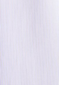 Tissu blanc avec des fines rayures verticales bleues régulièrement espacées, parallèles à la surface.