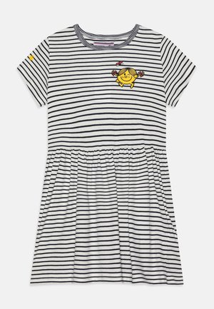 Gestreiftes Kurzarmkleid mit schwarz-weißen horizontalen Streifen, Raffungen an der Taille und einem gelben Cartoon-Charakter, der auf der Brust gestickt ist.