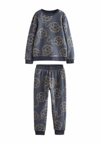 Fleece-pyjamasetti tummansinisellä värillä, jossa on kultaisia jalkapallokuvioita. Setti sisältää paidan, jossa on resorit, ja vastaavat elastiset vyötäröhousut.