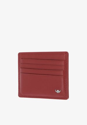 Porte-cartes en cuir rouge avec quatre fentes horizontales pour cartes et un petit logo argenté en bas à droite.
