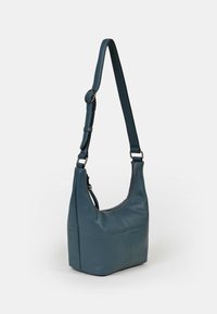 Torba hobo z teksturowanej niebieskiej skóry, charakteryzująca się zakrzywionym kształtem, regulowanym paskiem oraz subtelnym detalem przeszycia. Gładkie wykończenie.