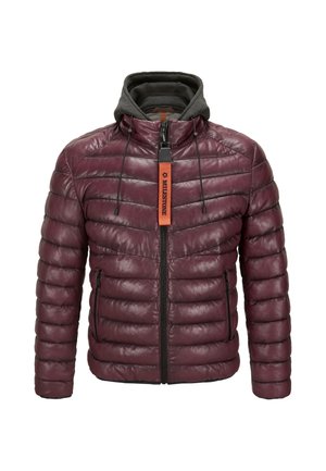 Gepolsterte bordeauxrote Jacke mit horizontaler Steppung, schwarzem Reißverschluss, seitlichen Taschen und angenähter dunkelgrauer Kapuze mit Kordelzug und orangefarbenem Reißverschlussanhänger.