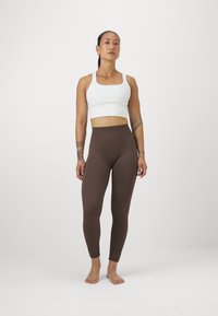 Reebok LUX  - Športová podprsenka so strednou podporou - chalk