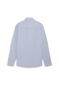 Chemise à manches longues bleu clair avec de fines rayures verticales sombres, poignets boutonnés et empiècement au dos, vue de derrière sur un fond blanc.