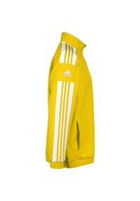 Gelbe Trainingsjacke aus glattem Material, mit weißem Drei-Streifen-Design an den Ärmeln und hohem Kragen. Mit seitlichen Reißverschlusstaschen.