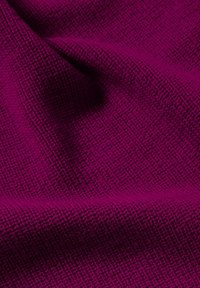 Tkanina o strukturze w głębokim kolorze magenta, z wzorem tkanym z wypukłymi rowkami i gładkimi fragmentami, tworzącymi wizualną głębię.