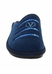 Pantofole blu navy in morbida pelle scamosciata, con paillettes blu decorativi e dettagli cuciti sulla parte superiore. Design a punta arrotondata.