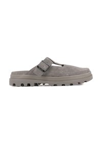 Grå semsket slip-on sko med spenne stropp, teksturert overdel og en chunky gummisåle med mønster for grep.