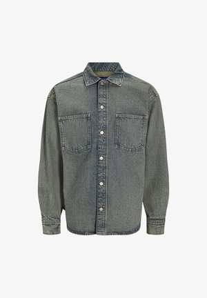 Denimskjorte med lange ærmer, knaplukning foran, spidse krave, to brystlommer og en falmet blå-grå farve med let struktur.