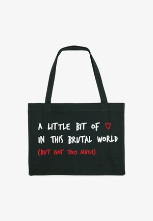 Zwarte canvas schoudertas met opvallende witte en rode tekst: "EEN BEETJE ❤️ IN DEZE BRUTALE WERELD (MAAR NIET TE VEEL)" aan de voorkant.