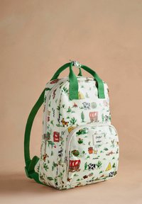 Batoh s krémovým pozadím, na kterém jsou barevné vzory zvířat a přírody. Zelené popruhy a kapsy na zip, odolný materiál.