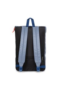 Zaino con corpo in nylon nero, spallacci imbottiti azzurri, maniglia superiore e zip rossa, caratterizzato da una forma rettangolare elegante.