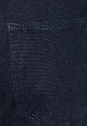 Tejido de mezclilla azul oscura con un bolsillo trasero liso. La textura es suave con un ligero brillo y un sutil patrón de tejido diagonal.