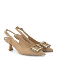 Tacchi slingback in suede beige con punta a punta e un piccolo tacco a blocco, caratterizzati da una decorativa fibbia quadrata in strass sulla parte anteriore.