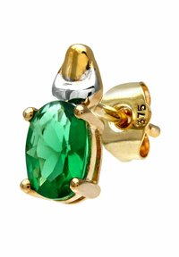 Pendiente de aro dorado con una gema verde ovalada, con un acento de plata pulida y un respaldo seguro, que resalta el color vibrante y la claridad.