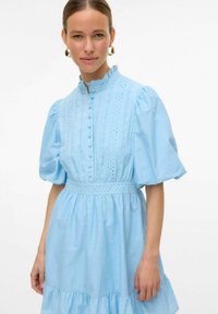 Svetlo modra bombažna obleka z visokim ovratnikom, napihnjenimi rokavi, gumbom spredaj, očesno obrobo in pošito krilo.