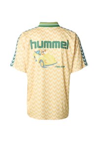 Lühikeste varrukatega, kollase mustriga särk ševroonmustriga, roheliste aktsentide ja "hummel" kaubamärgiga. Taskud kollase kabrioletauto graafikaga.