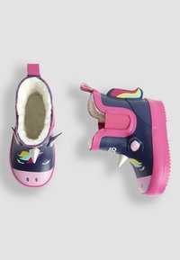 Stivali impermeabili per bambini in blu navy con un design di unicorno. Presentano dettagli rosa, pannelli laterali elastici e una morbida fodera bianca.