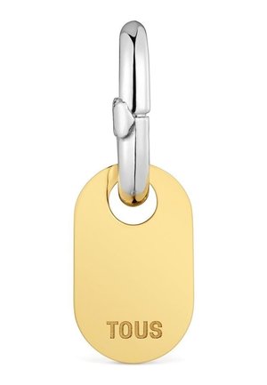 Boucle d’oreille en argent en forme d’anneau avec un pendentif ovale en or gravé du mot « TOUS » au centre en bas.