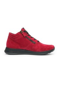 Roter Wildleder-Mid-Top-Sneaker mit schwarzer Sohle, schwarzen Schnürsenkeln und seitlichem Reißverschluss, im Profil vor weißem Hintergrund gezeigt.