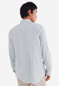 Lichtblauw en wit gestreept overhemd met lange mouwen en een button-down kraag, voorzien van een rechte zoom en manchetten.