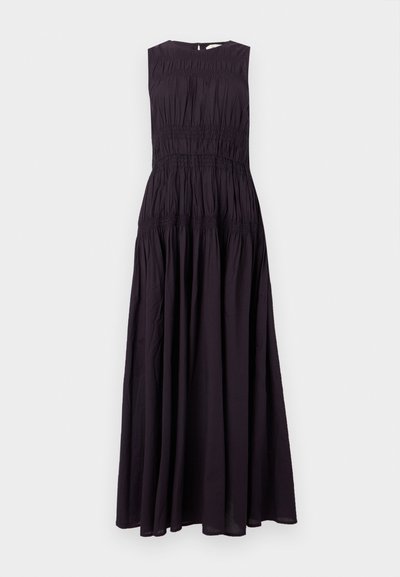 Robe longue noire sans manches avec des détails de tissu froncé sur le corsage et la taille, jupe fluide, et une petite fermeture à boutons au dos.