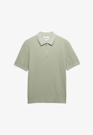 Hellgrünes, kurzärmeliges Strick-Poloshirt mit strukturierter Rippoptik und einem Frontreißverschluss, flach auf einem weißen Hintergrund ausgelegt.
